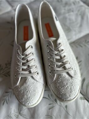 Rocket Dog womens white embroidered  tennis shoes size 11.  NWOT